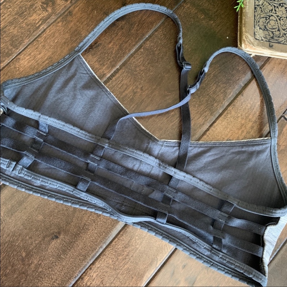 LULULEMON sports bra SIZE 8